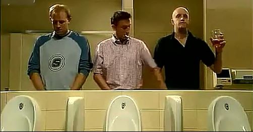 视频团队协作爆笑三个男人在厕所里借火.zip