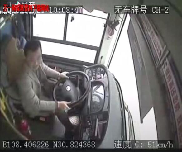 视频重庆公交坠江乘客和司机打架.rar